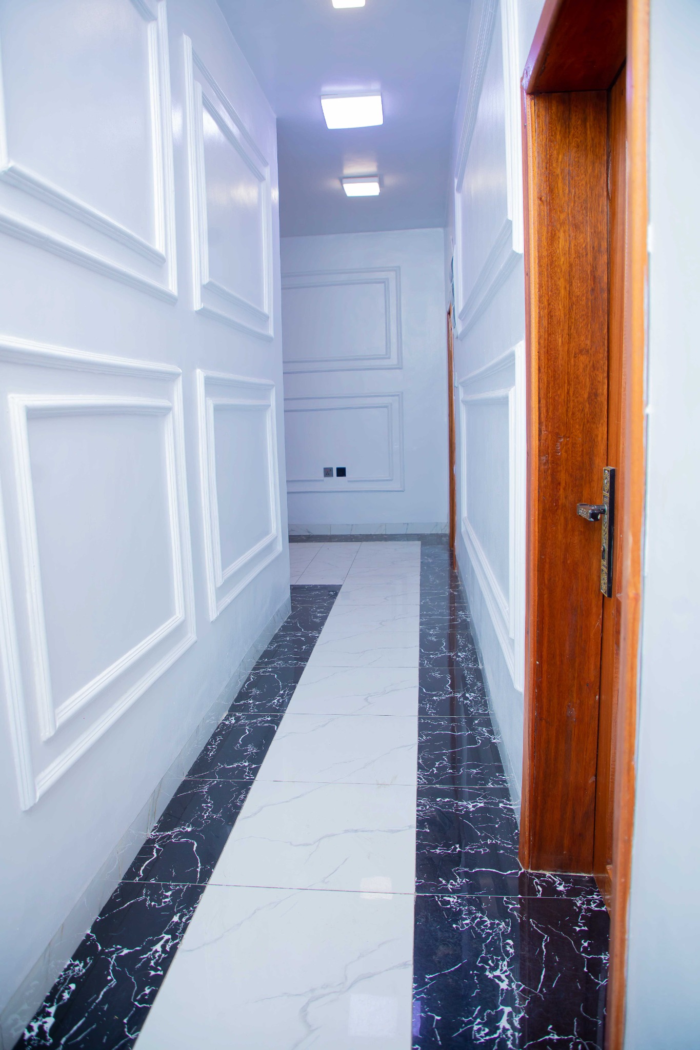 Couloir intérieur propre et soigné de BUFA Hotel à Goma
