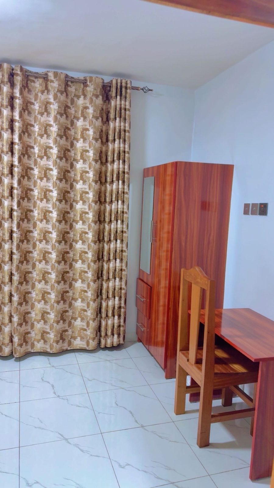 Bureau et rangements dans une chambre BUFA Hotel